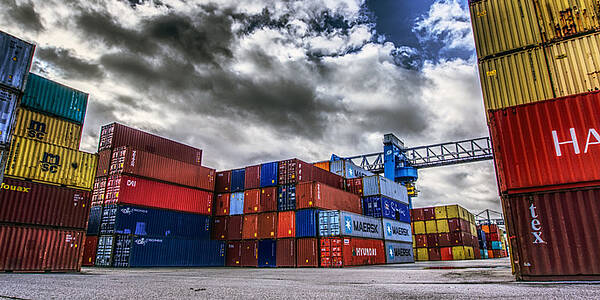 Symbolbild: Container in einem Hafen