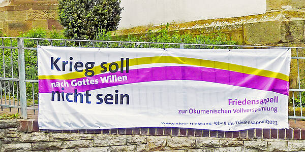 Banner zum Friedensappell 2022: Krieg soll nach Gottes Willen nicht sein
