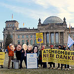 Protestaktion gegen neue Atombomber am 14. Dezember 2022 vor dem Deutschen Bundestag