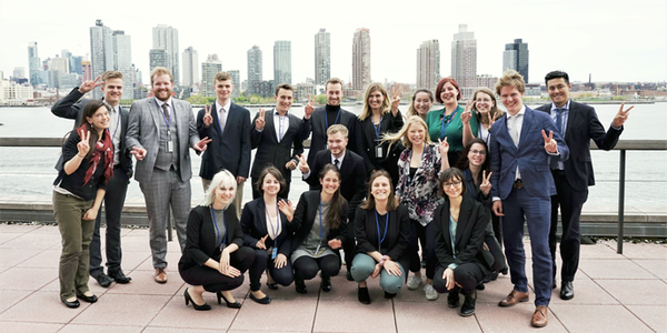 Die deutsche Jugenddelegation mit ICAN-Direktorin Beatrice Fihn in New York