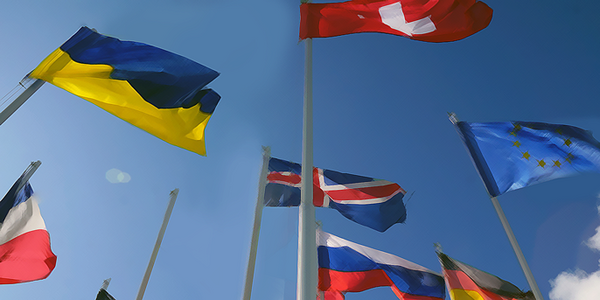 Landesflaggen der Ukraine, Schweiz, Deutschlands, Russlands und anderer wehen im Wind