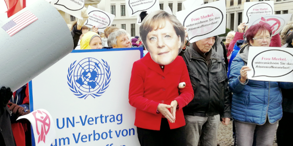 Setzen Sie ein Zeichen, Frau Merkel! Aktion für ein Atomwaffenverbot bei Ohne Rüstung Leben.