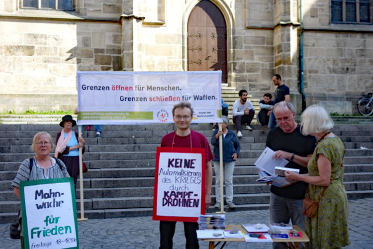 Friedensmahnwache in Tübingen im Rahmen der Aktionswoche gegen Rüstungsexporte &quot;Grenzen schließen für Waffen&quot;