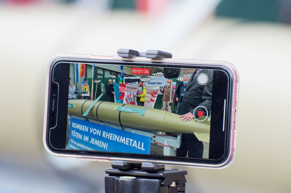 Ein Handy filmt einen Redebeitrag vor der Aktionärsversammlung der Rheinmetall AG