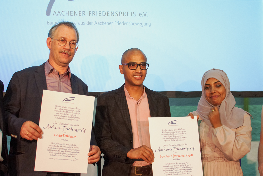 Die stolzen Preisträgerinnen und Preisträger des Aachener Friedenspreises 2022