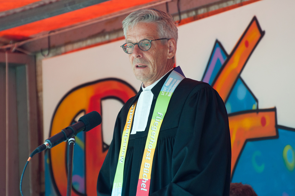 Prof. Fernando Enns beim Kirchlichen Aktionstag in Büchel.