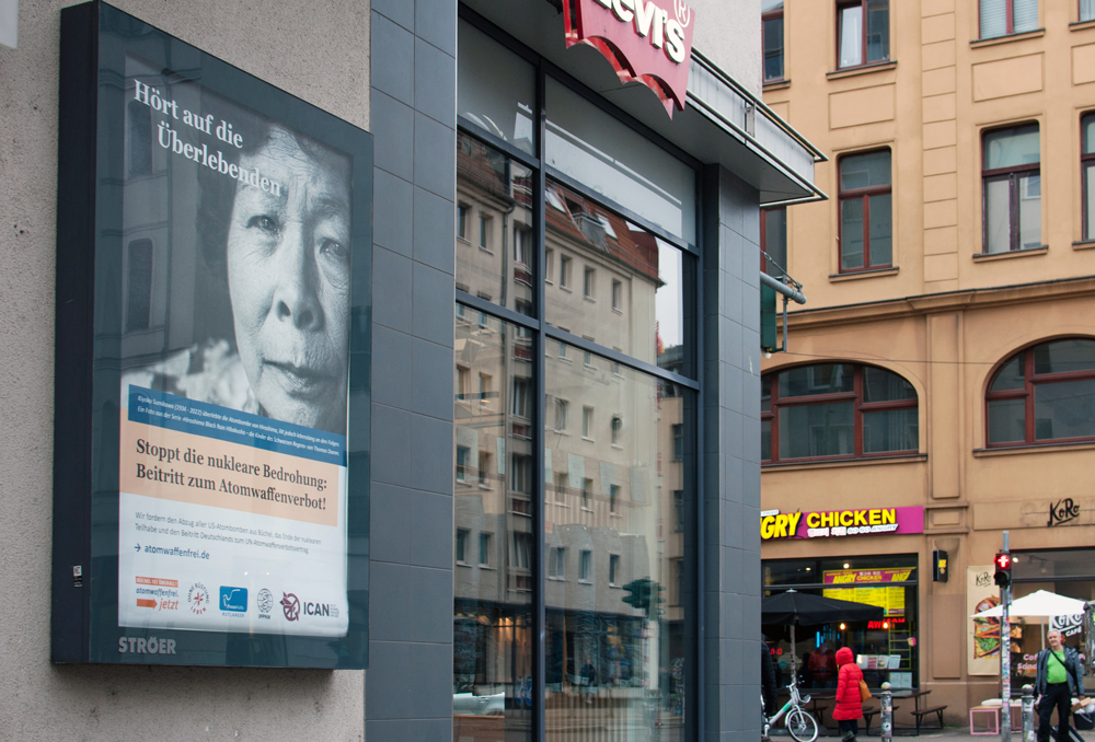 Unser Plakat für das Atomwaffenverbot in Berlin, Memhardstraße (am Alexanderplatz). © Ohne Rüstung Leben