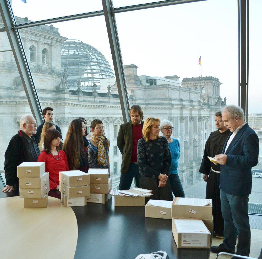 Übergabe der Unterschriften an die Bundestagsvizepräsidentin